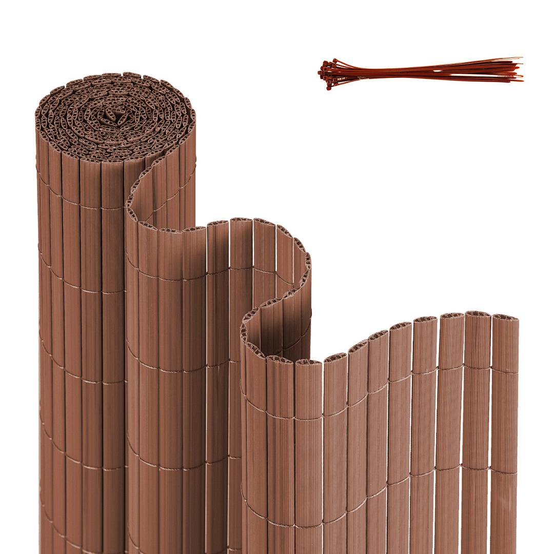 Eine gewickelte braune Bambus-Zaunrolle mit einem kleinen Bündel brauner Bindungen auf der oberen rechten Seite.