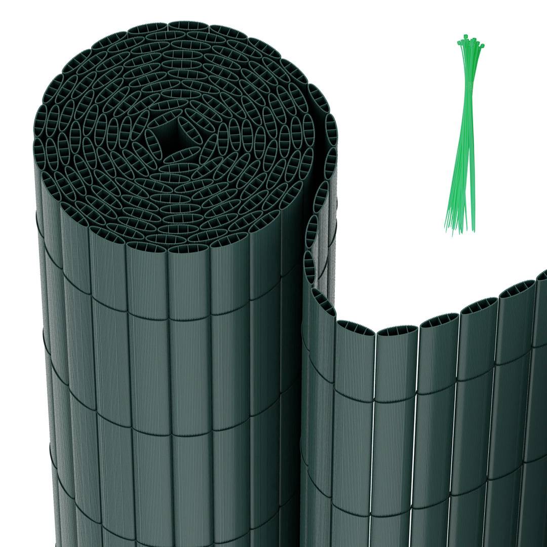 Eine Rolle schwarzer Gartenzaun aus Kunststoff mit glatter Oberfläche und ovalen Löchern, zusammen mit einem Bündel grüner Kabelbinder.