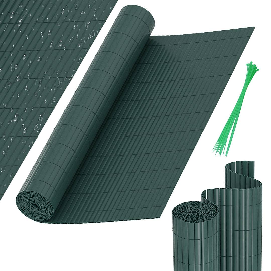 Grüne Schilfzaunrollen, eine teilweise entrollt, mit Wassertropfen und einem Satz grüner Kabelbinder, verwendet für Sichtschutz im Freien.