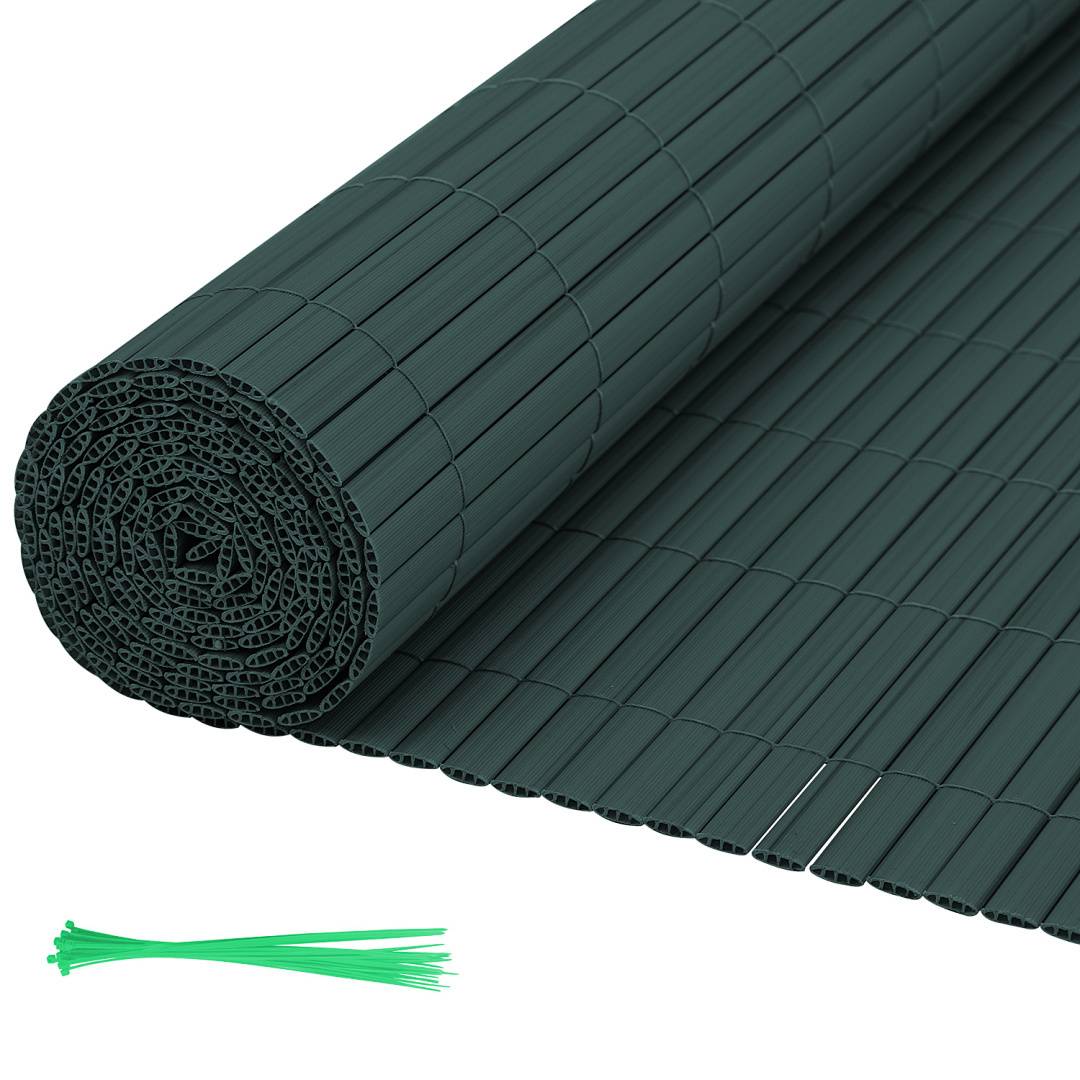 Ein aufgerolltes grünes Gartengitternetz, teilweise ausgerollt auf weißem Hintergrund, mit grünen Kabelbindern daneben.