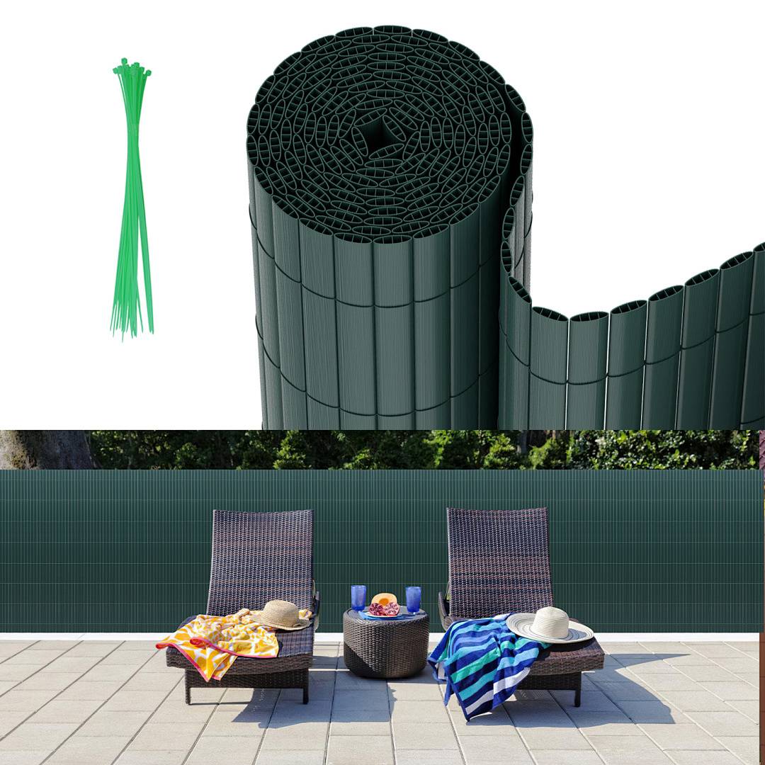 Eine Rolle von grünem Sichtschutz-Zaunnetz mit Kabelbindern, die über einem Poolbereich mit zwei Stühlen, Handtüchern, einem Tisch und Hüten gezeigt wird.