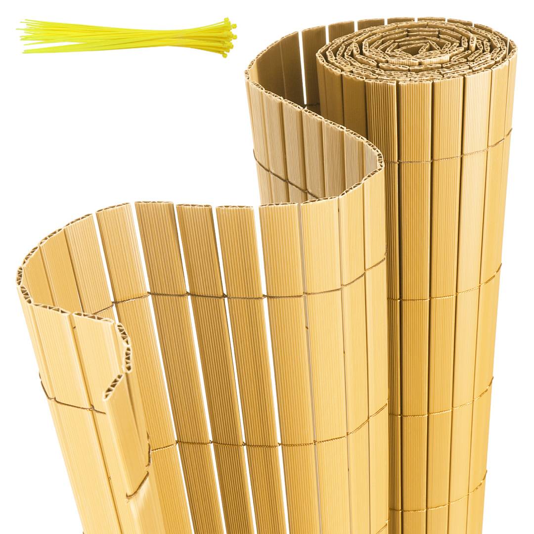 Aufgerollter Bambuszaun in Beige-Farbe, teilweise ausgerollt, mit kleinen Kabelbindern in der oberen linken Ecke vor einem weißen Hintergrund.