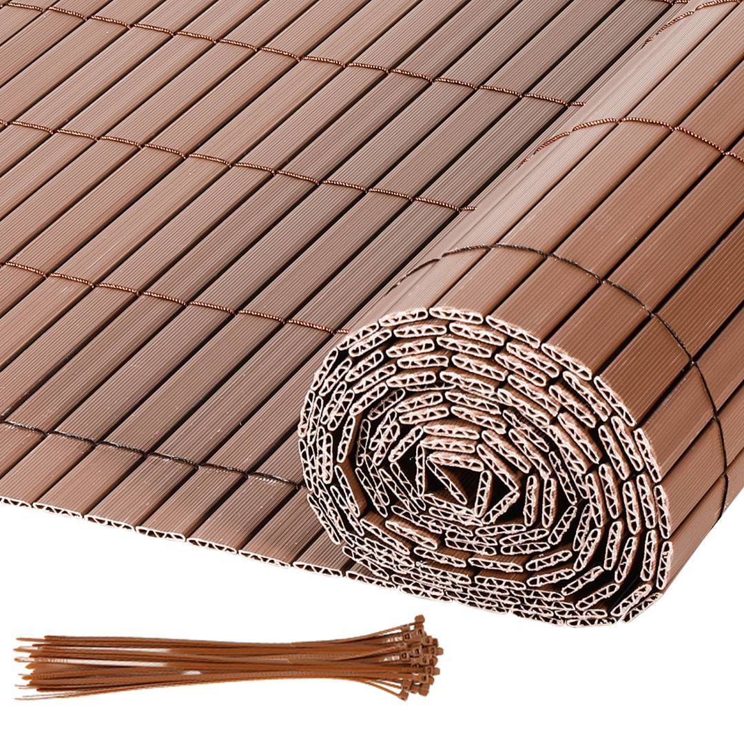 Eine aufgerollte braune Bambusmatten liegt auf einer flachen Oberfläche, mit einem kleinen Bündel Bambusstöcken in der Nähe. Ideal für Heimdekoration oder den Außenbereich.