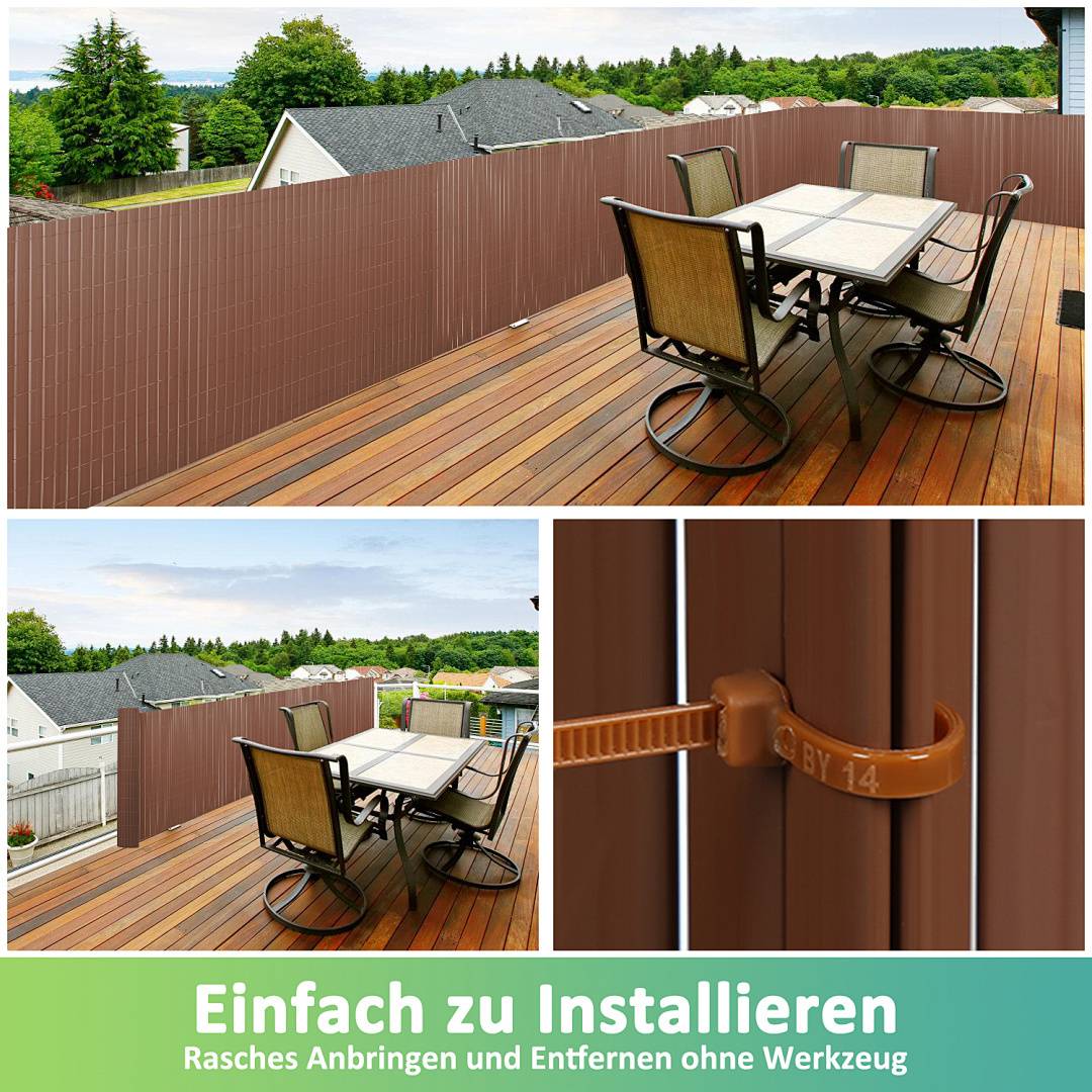 Eine Terrasse mit einem Holzdeck verfügt über einen Tisch und Stühle, die von einem braunen Sichtschutz umgeben sind, der mit Clips befestigt ist. Text lautet 'Einfach zu Installieren'.