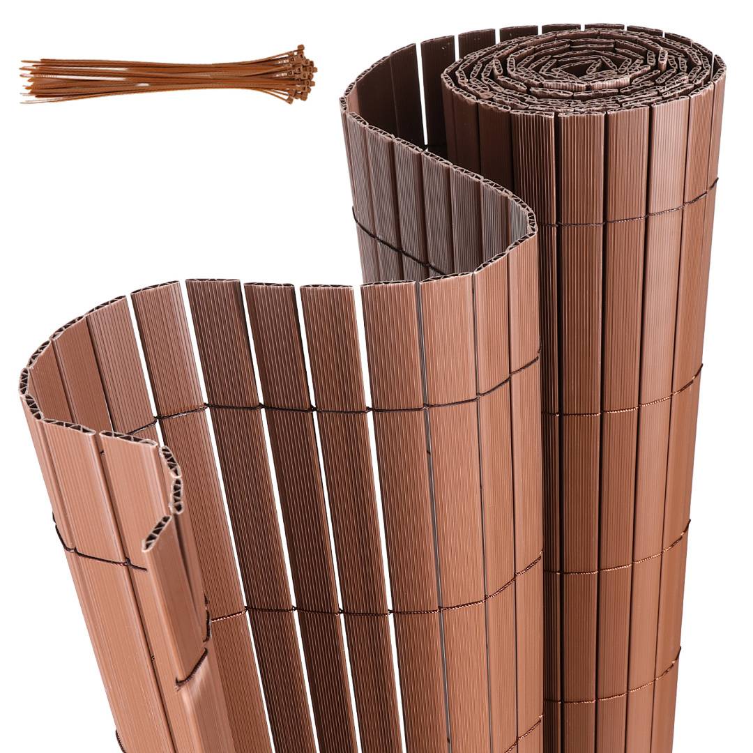 Ein gerollter und ausgerollter Bambus-Stil brauner Gartensichtschutz, der Textur und Länge zeigt, verwendet für Outdoor-Privatsphäre oder dekorativen Zaun.