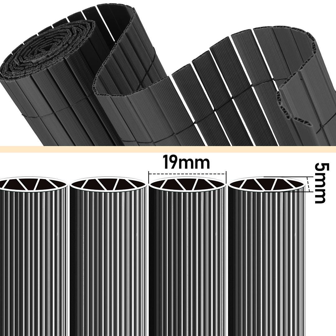 Ein gerollter Streifen schwarzen Plastiks mit erhobenen Kanten wird gezeigt. Er misst 19 mm in der Breite und 5 mm in der Dicke, sowohl gerollt als auch flach dargestellt.