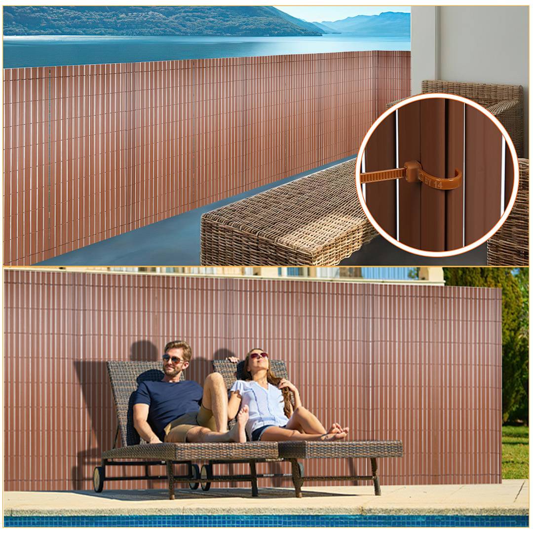 Ein Paar entspannt auf Korbmöbel-Liegestühlen neben einem Pool unter einem sonnigen Himmel. Der Bereich ist von einem Holz-Sichtschutz umgeben, wobei eine Nahaufnahme dessen Textur zeigt.