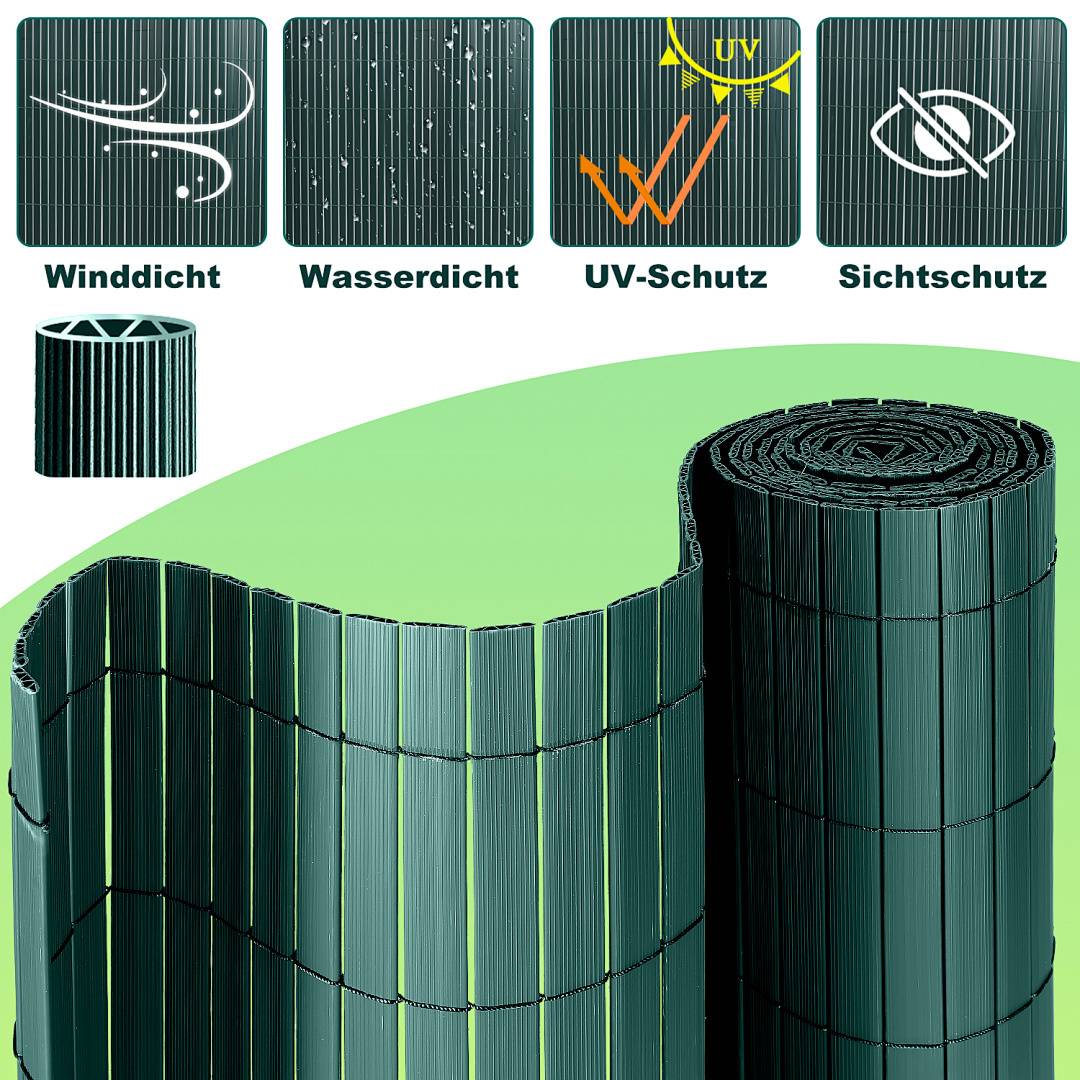 Eine aufgerollte grüne Zaunmatte mit Etiketten für winddicht, wasserdicht, UV-Schutz und Sichtschutzfunktionen.