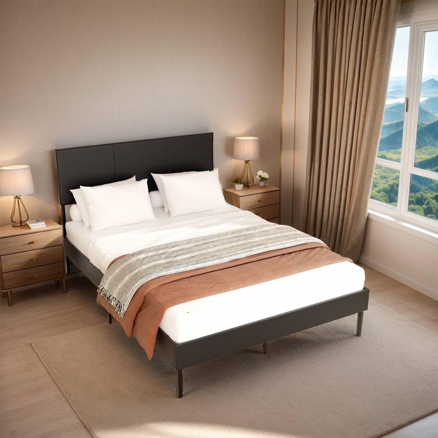 Ein ordentlich gemachtes Bett mit weißen Laken und einer braunen Decke, flankiert von zwei Holznachttischen mit Lampen. Großes Fenster mit Bergblick.
