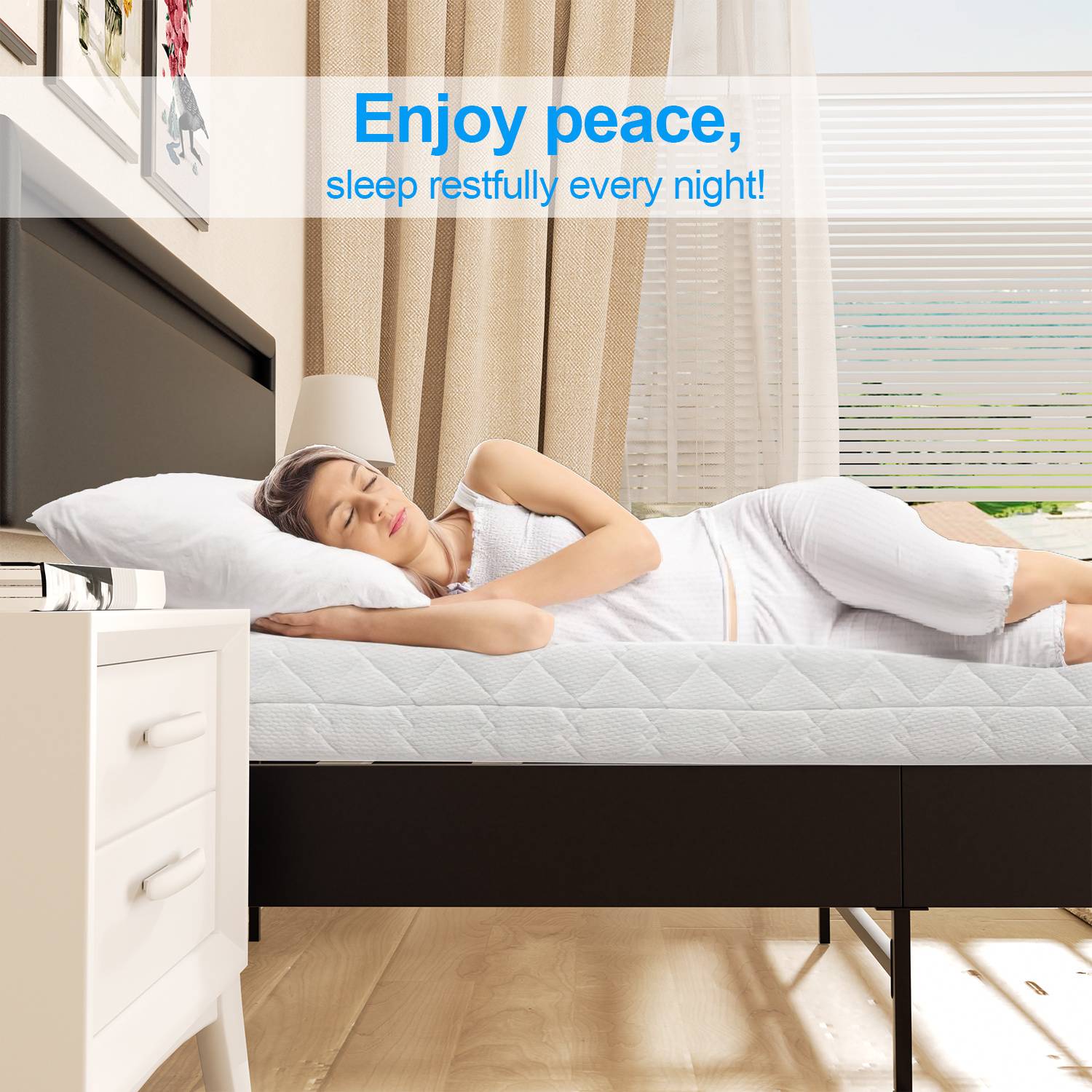 Eine Frau schläft friedlich auf einer weißen Matratze in einem hell erleuchteten Raum mit beigen Vorhängen. Text lautet: „Genieße Frieden, schlafe jede Nacht erholsam!