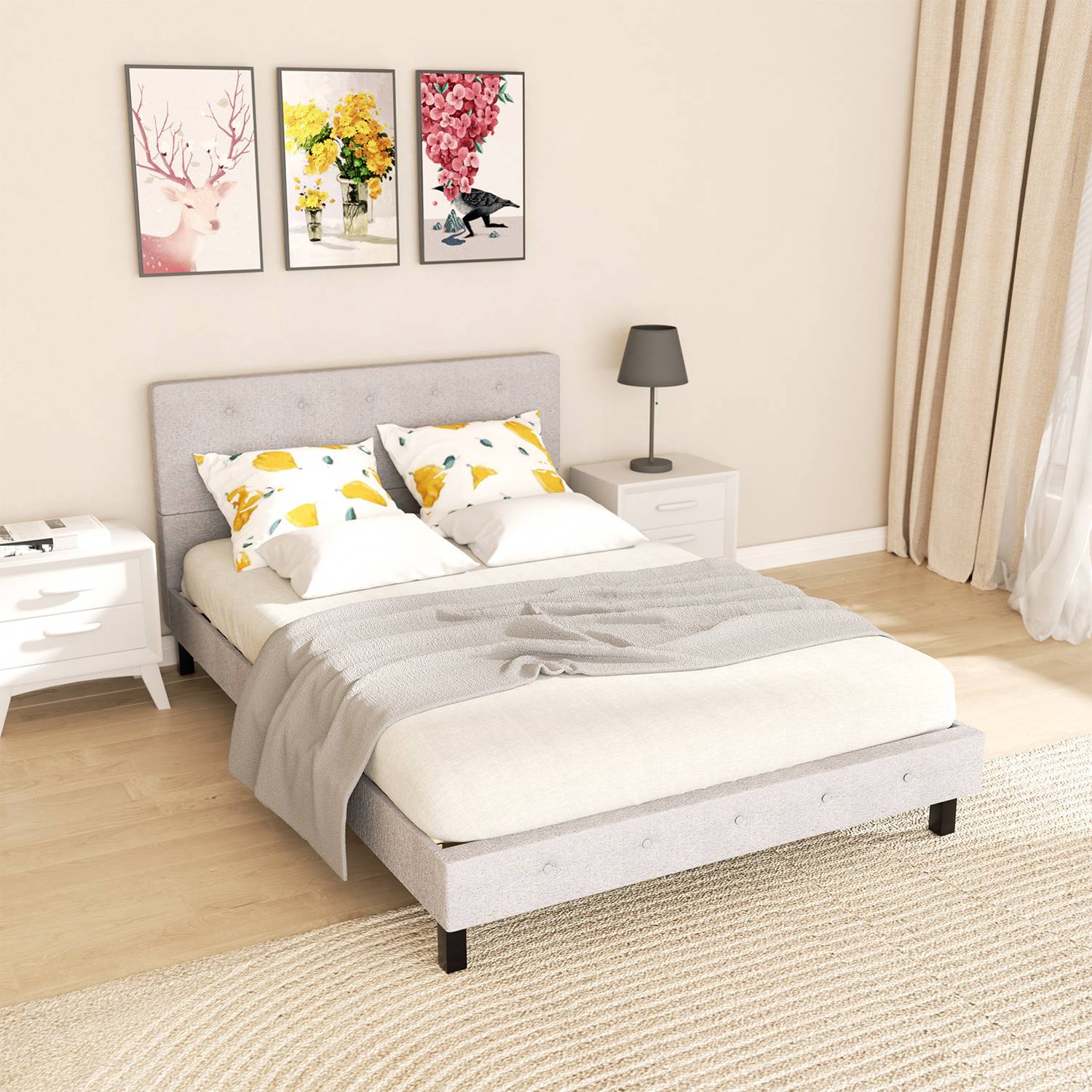 Ein Schlafzimmer mit einem hellgrauen gepolsterten Bett, weißer Bettwäsche und gelben Blumenkissen. An den Wänden hängen drei Blumenkunstwerke. Eine Lampe steht auf einem Nachttisch.