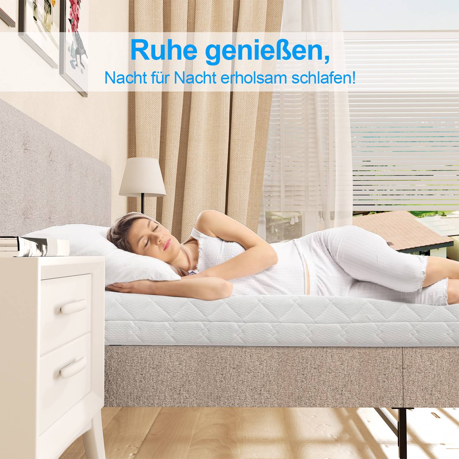 Eine Person, die friedlich auf einem Bett in einem hellen Raum mit cremefarbenen Vorhängen schläft. Text im Bild lautet: „Genieße Ruhe, Nacht für erholsamen Schlaf!