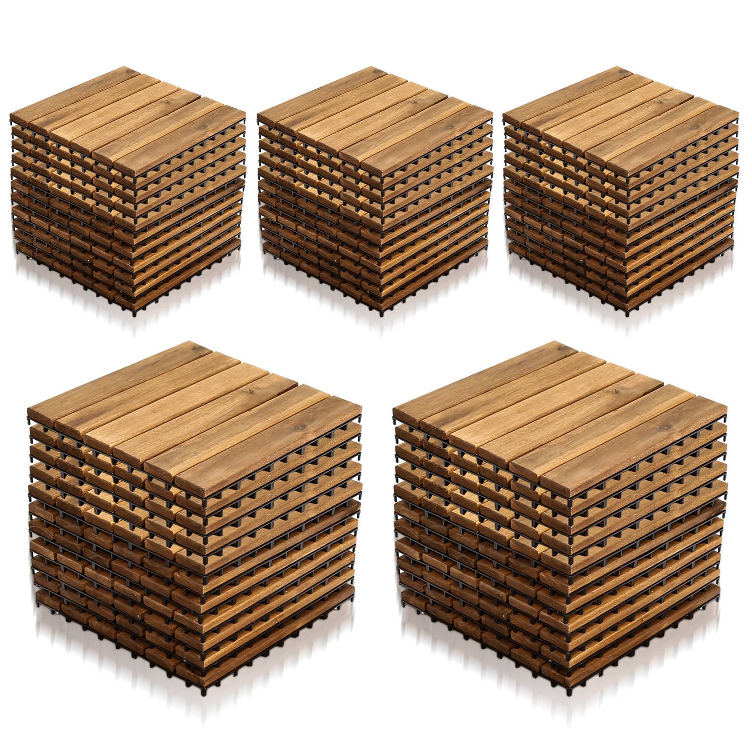 Fünf identische Stapel von Holzpaletten, die jeweils aus zehn sorgfältig angeordneten Paletten bestehen, sind vor einem weißen Hintergrund zu sehen.
