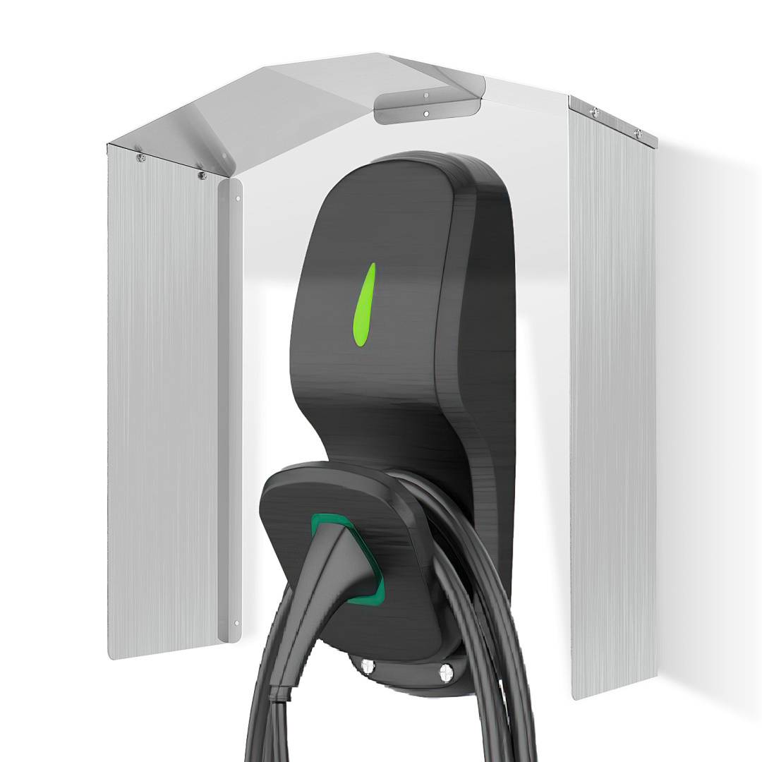 Wandmontierter elektrischer Fahrzeugladepunkt mit schützendem Vordach und angeschlossenem Kabel, versehen mit einem grünen Blattsymbol auf der Vorderseite.