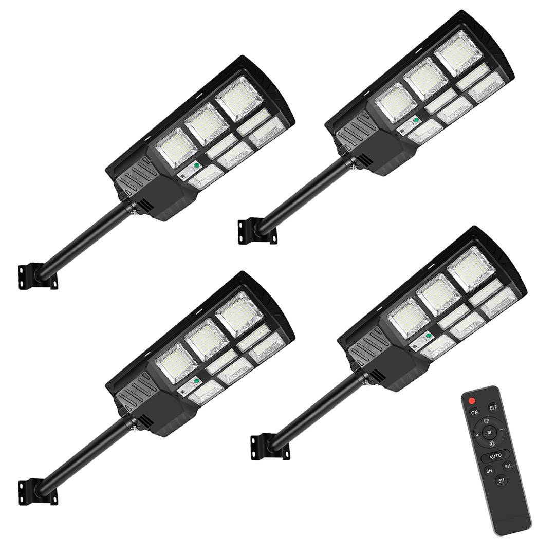 Vier montierte Solarstraßenleuchten mit mehreren LED-Panels und einer integrierten Fernbedienung.