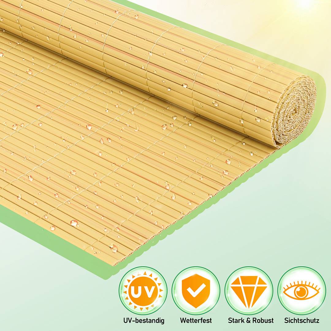 Eine ausgerollte Bambusmattte mit Wassertropfen, die Haltbarkeit und Wetterbeständigkeit zeigt. Icons darunter stellen UV-Schutz, Wetterfestigkeit, Stärke und Sichtschutz dar.