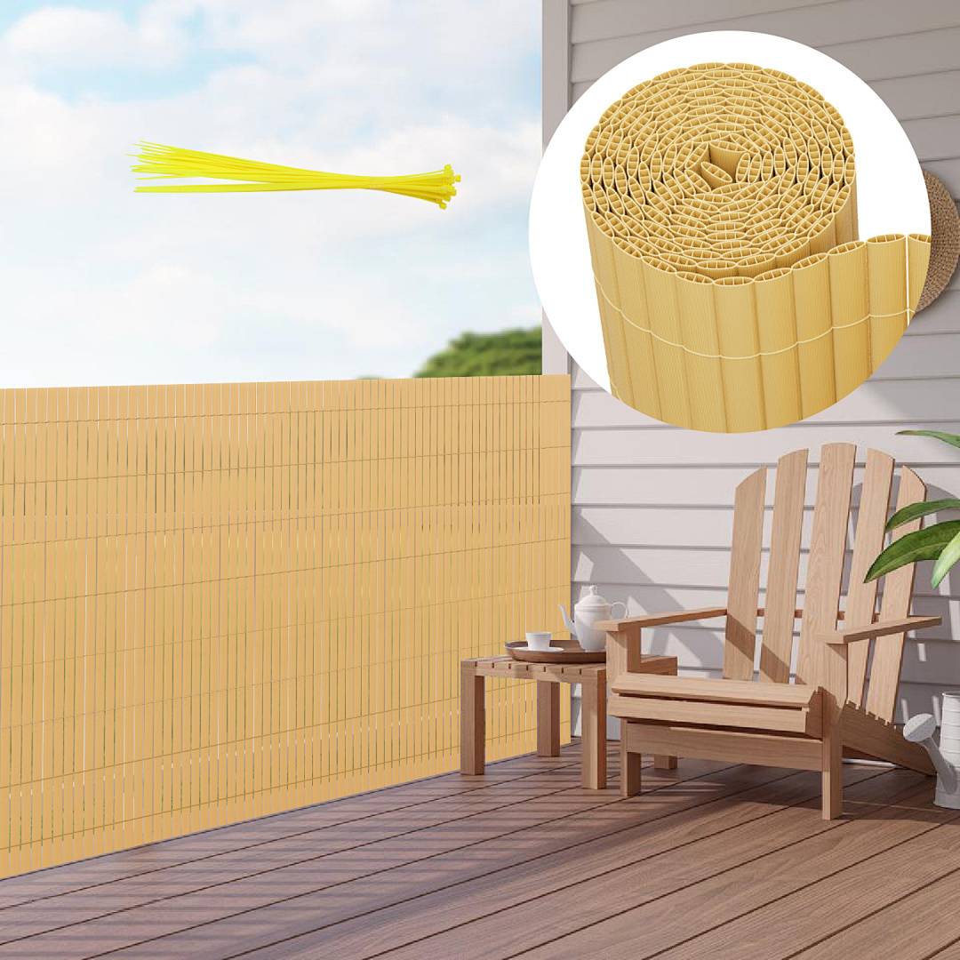 Holzdeck im Freien mit Holzstuhl und -tisch neben einer Kübelpflanze, umschlossen von einem aufgerollten Bambus-Sichtschutz-Zaun. Sonniges Wetter.