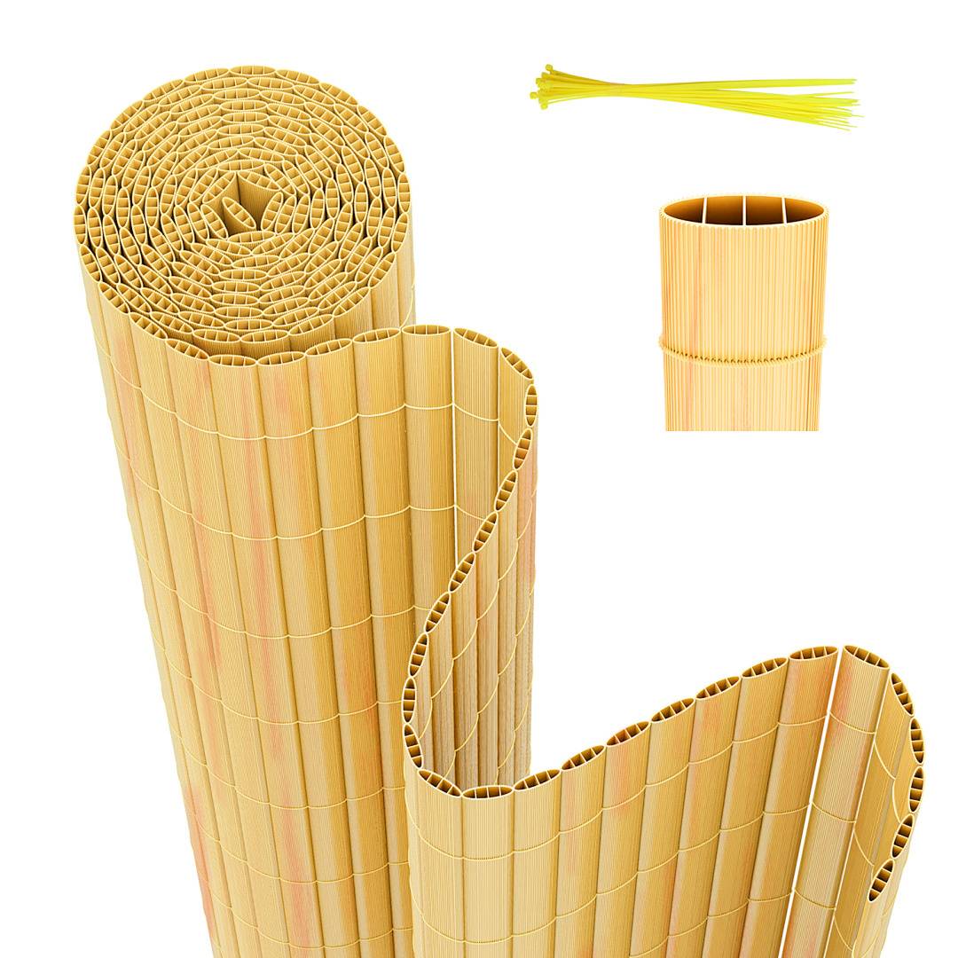 Eine aufgerollte Bambusjalousie mit einer zusätzlichen kleinen Rolle und gelben Bändern daneben, die zum Beschatten oder Sichtschutz in Außenbereichen verwendet wird.