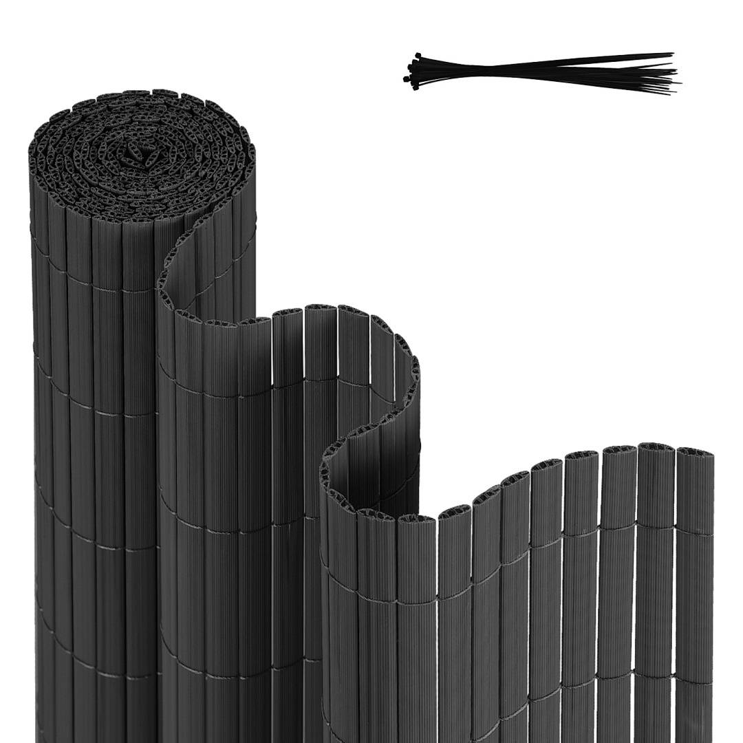 Ein schwarzer aufgerollter Gartenzaun neben einem Set von Kabelbindern, beide auf einem weißen Hintergrund.