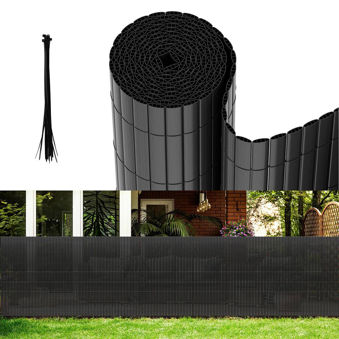 Schwarzer Sichtschutz-Zaun-Rolle vor einem Haus, der den Blick in den Garten verdeckt. Inklusive Kabelbindern zur Befestigung.
