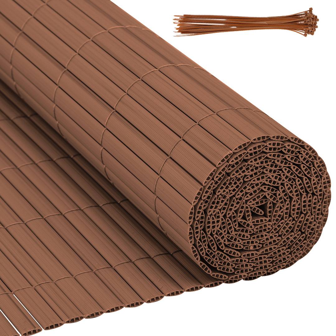 Eine aufgerollte braune Bambusmmatte mit parallelen Latten, teilweise ausgerollt, um Textur und Flexibilität zu zeigen. Ein kleines Bündel von Latten liegt daneben.