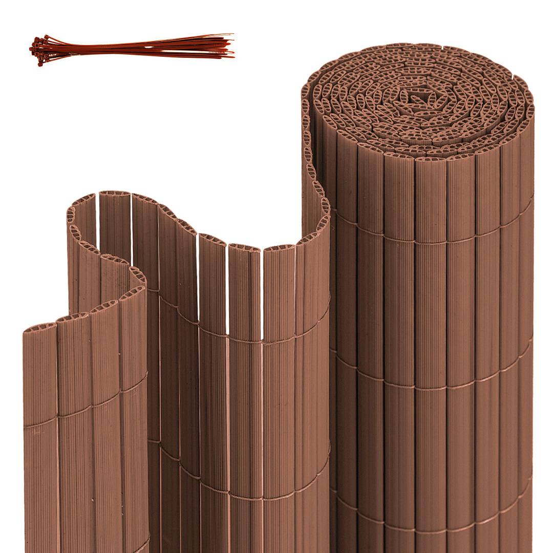 Braune Plastikzaunplatte aufgerollt, mit Bündeln brauner Kabelbinder an der Oberseite.