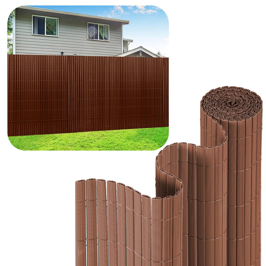 Eine Rolle mit braunem Bambuszaun wird im Vordergrund präsentiert. Im Hintergrund ist ein Haus mit zwei oberen Fenstern von einem aufrechten Bambuszaun umrahmt.