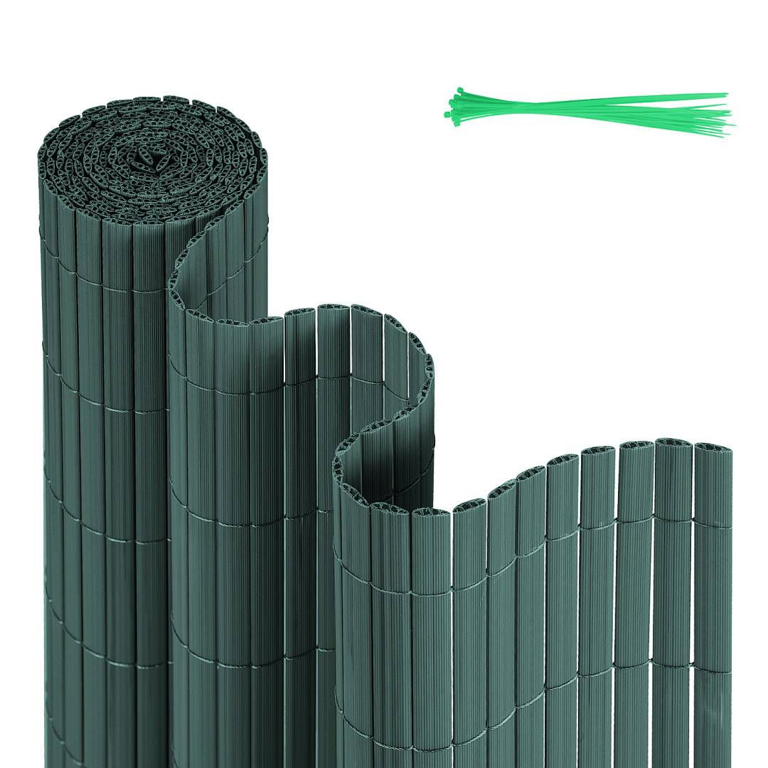 Eine Rolle grüner Sichtschutz aus PVC-Streifen, teilweise entrollt, um die Textur zu zeigen, mit grünen Plastikbändern in der oberen Ecke.
