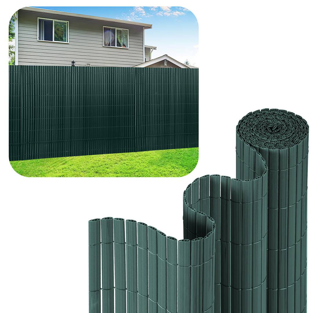 Eine Hinterhofszene zeigt einen hohen grünen Sichtschutzzaun mit vertikalen Latten, der Abschirmung von benachbarten Häusern bietet. Eine Rolle des gleichen Zauns wird im Vordergrund präsentiert.