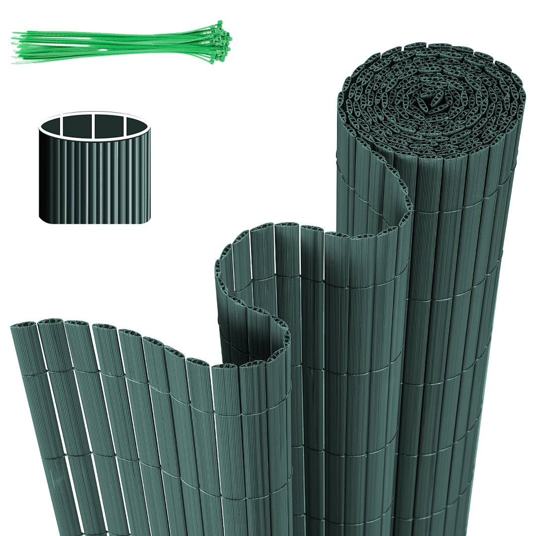 Grüner Gartenzaun-Roll und Kabelbinder; zylindrisches Zaunmuster; aufgerollte Ansicht, die seine Flexibilität und vertikale Latten-Konstruktion zeigt.