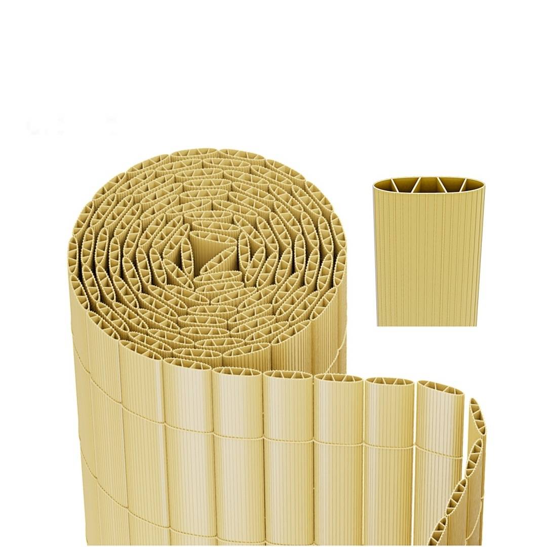 Eine beige, gewellte Rolle aus gerippter, hohler Pasta mit quadratischem Querschnitt, die ihre einzigartige Form und Textur demonstriert.