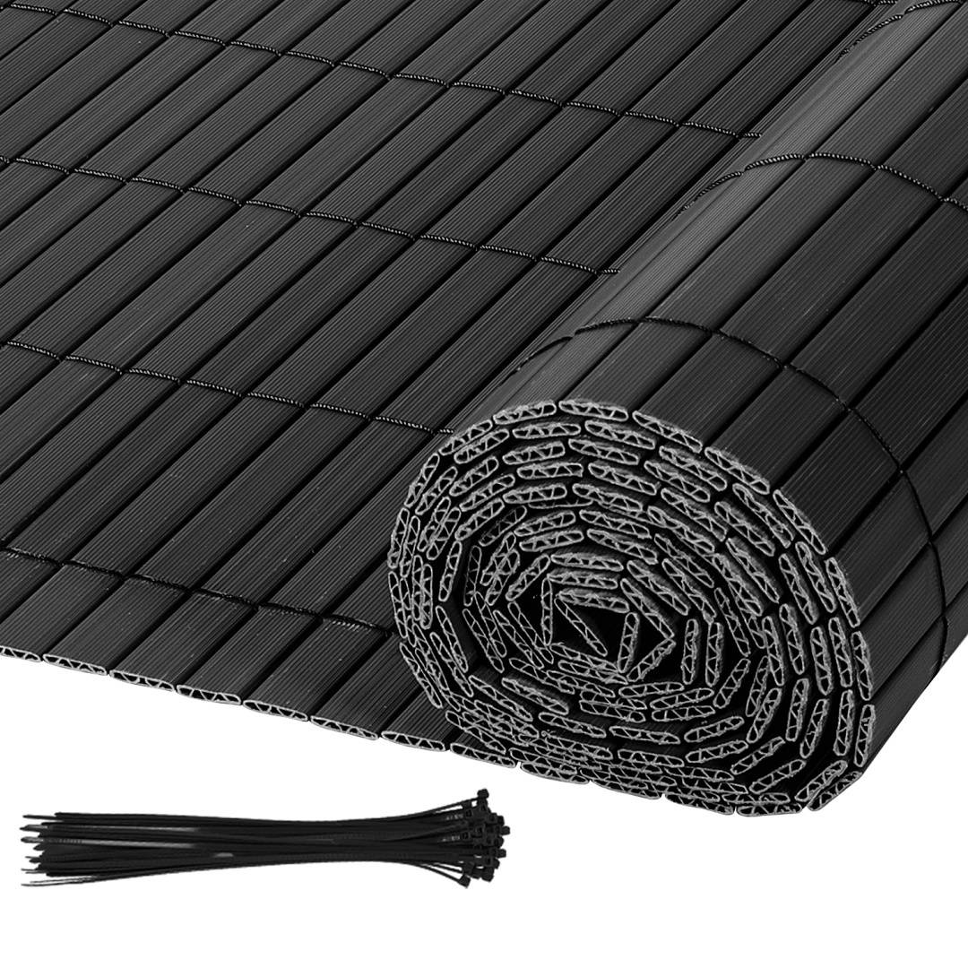 Aufgerollter schwarzer Gartenzaun aus PVC-Lamellen, mit einem separaten Bündel schwarzer Kabelbinder daneben, für den Außeneinsatz konzipiert.