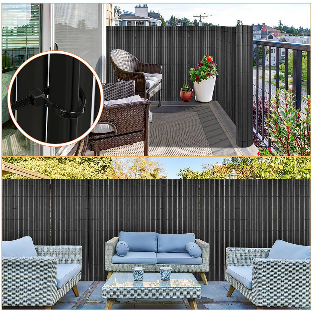 Ein Balkon mit Korbstühlen und einem runden Tisch, umgeben von einem Sichtschutz. Ein großer weißer Pflanzkübel mit roten Blumen steht in der Ecke.