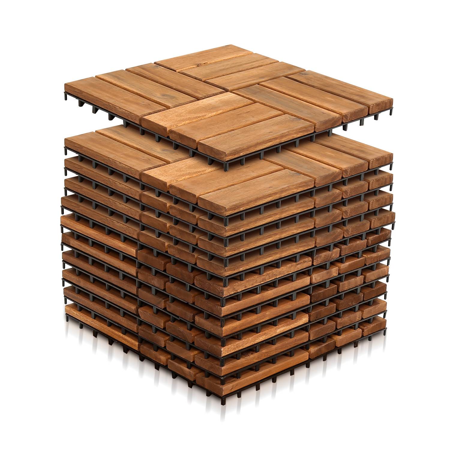 Stapel von braunen, ineinandergreifenden Holzterrassenplatten, die ordentlich angeordnet eine Würfelform bilden und eine einfache Installation sowie modulares Design andeuten.