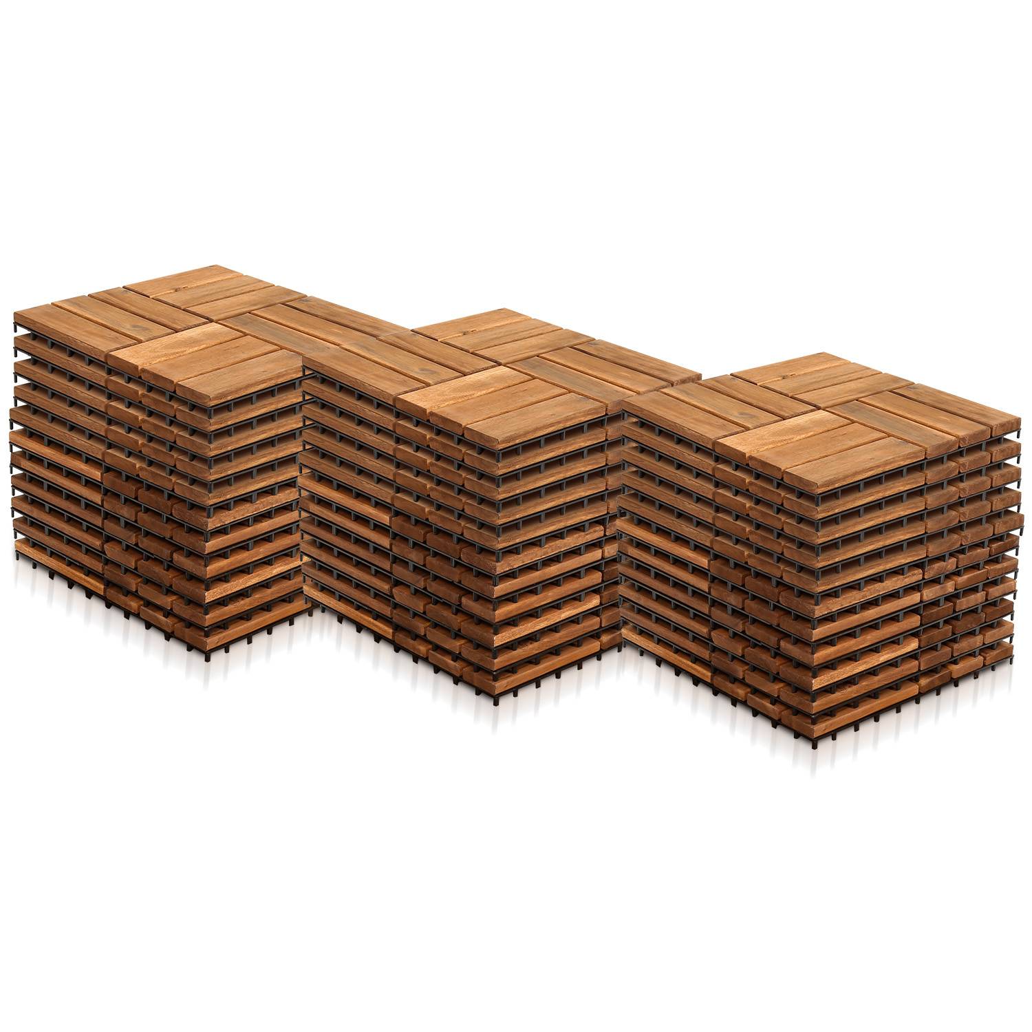 Stapel von Holzpaletten, die in einem Zickzack-Muster ordentlich angeordnet sind, aus einem niedrigen Blickwinkel aufgenommen, vor einem weißen Hintergrund isoliert.