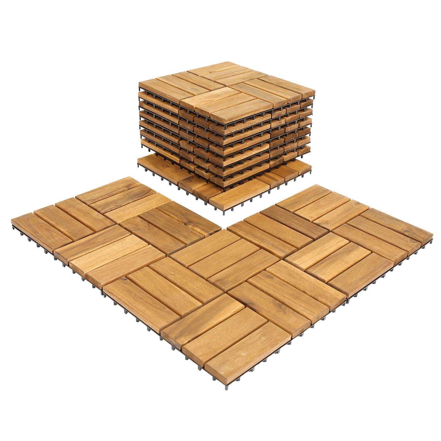 Stapel von verschachtelten Holzbodenplatten auf dem Boden, die eine Mischung aus installierten Platten und mehreren gestapelten Platten in der Mitte zeigen.
