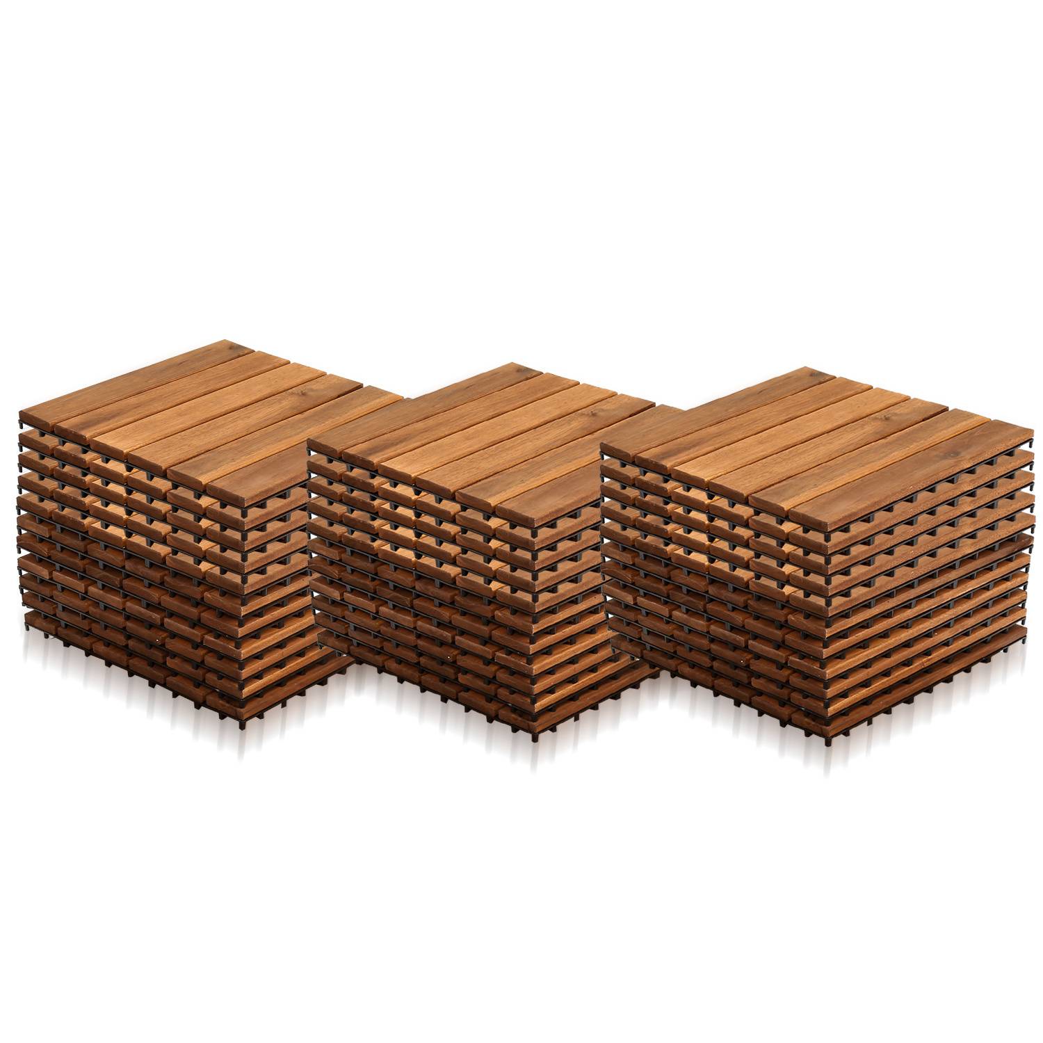 Stapel von Holzbrettern sind ordentlich angeordnet und bilden drei separate Haufen nebeneinander, die jeweils aus mehreren Schichten gleichmäßig zugeschnittener Bretter bestehen.
