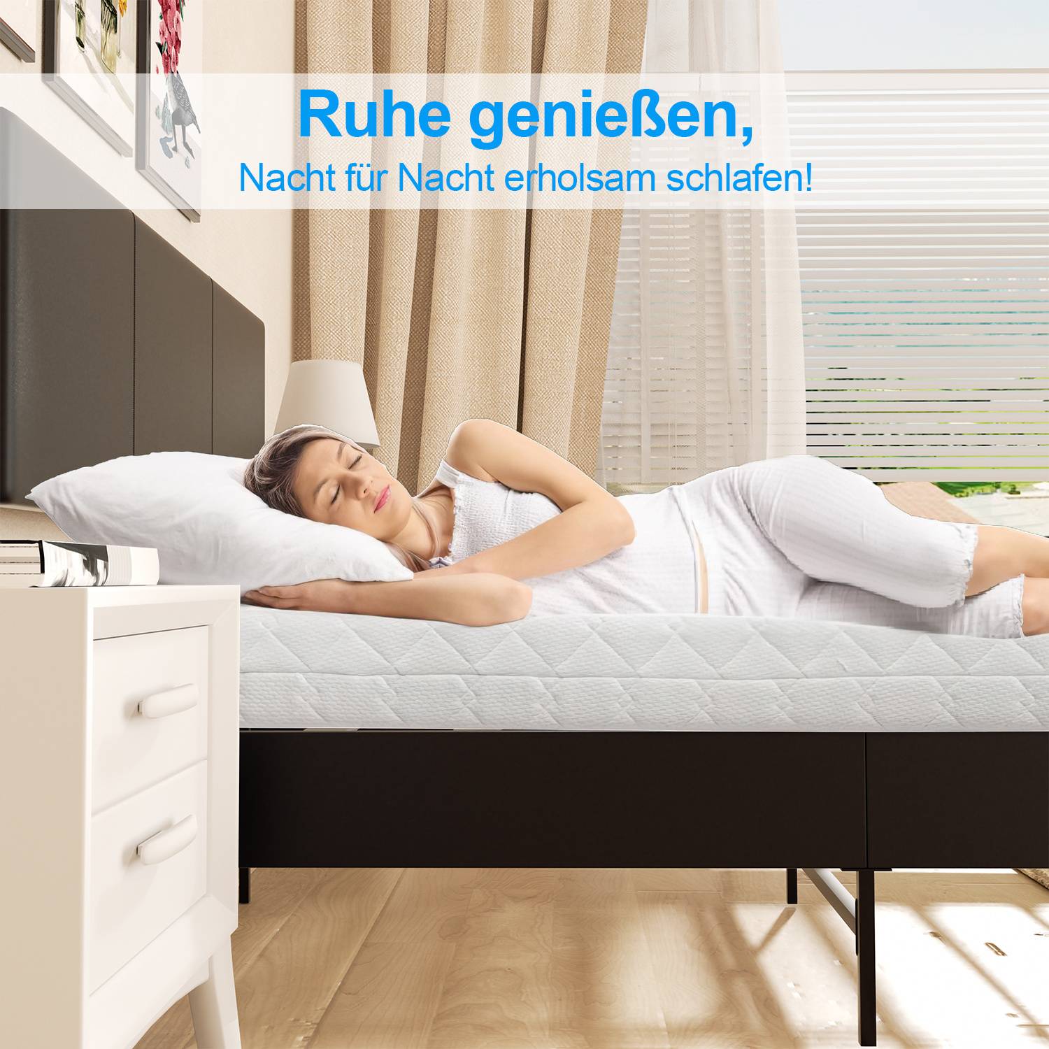 Eine Frau schläft friedlich auf einem Bett in einem hell erleuchteten Schlafzimmer. Text lautet: 'Ruhe genießen, Nacht für Nacht erholsam schlafen!