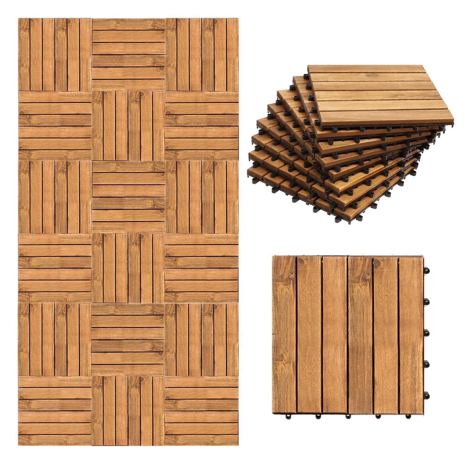 Hölzerne verschachtelte Terrassenplatten in einem rechteckigen Muster angeordnet, mit einem Stapel ähnlicher Platten daneben. Geeignet für Terrassenboden.