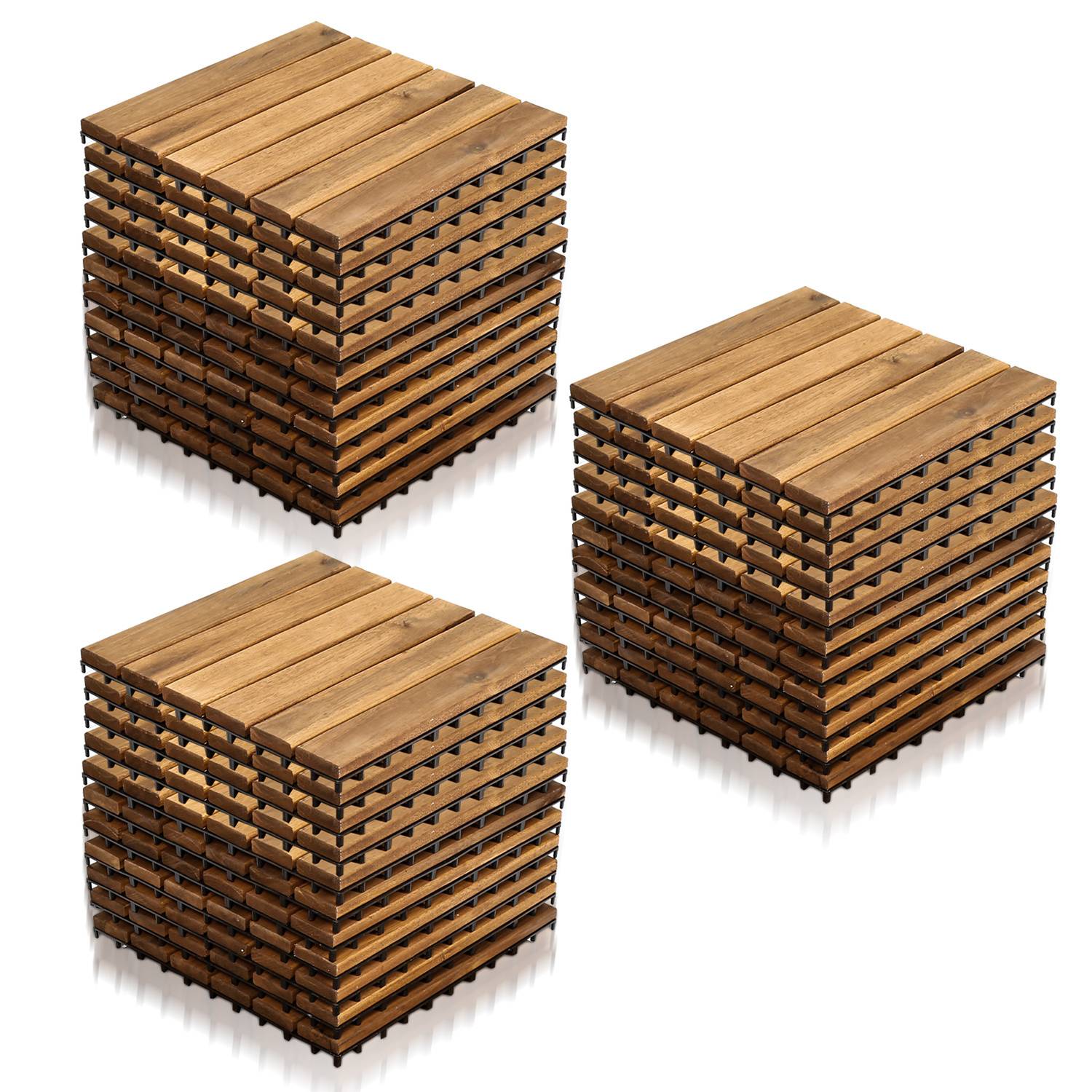Drei Stapel von Holzpaletten, in einer dreieckigen Formation angeordnet. Jeder Stapel ist gleichmäßig ausgerichtet und zeigt robuste, braune Holzplanken.