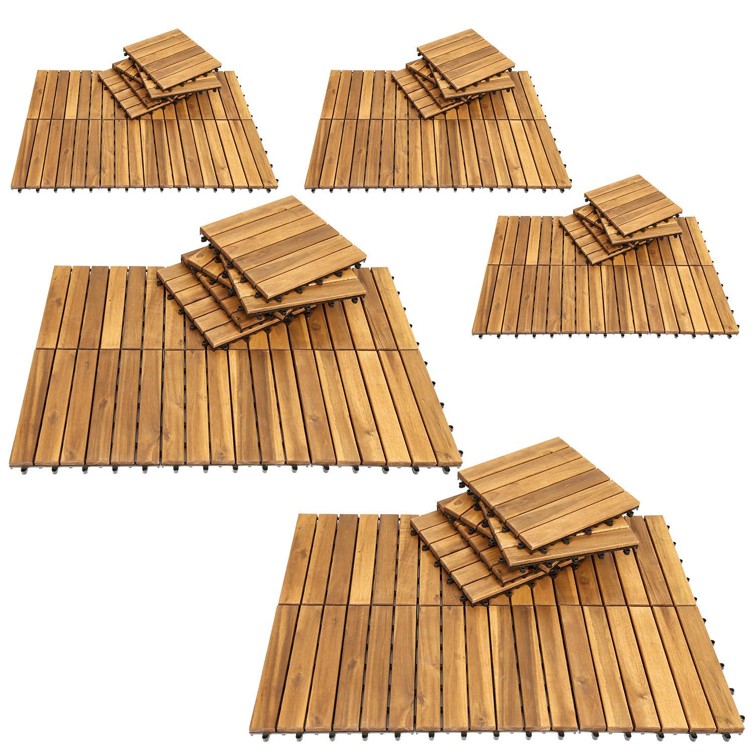 Holz-Interlocking-Terrassenplatten, die in Gruppen angeordnet sind und eine natürliche Oberfläche und geschlitzte Designstruktur aufweisen. Geeignet für den Außenbereich.
