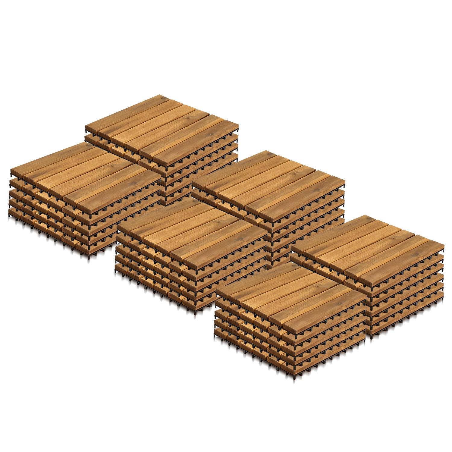 Stapel von Holzpaletten, die in einem Rastermuster angeordnet sind, wobei jeder Stapel aus gleichmäßig platzierten Paletten besteht, vor einem weißen Hintergrund.