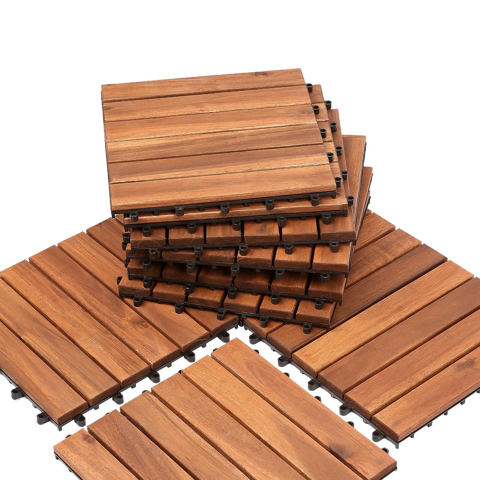Ein Stapel von sich verschachtelten Holzfußbodenplatten mit Lamellenmuster, die ihre modulare und einfach zu montierende Beschaffenheit demonstrieren.
