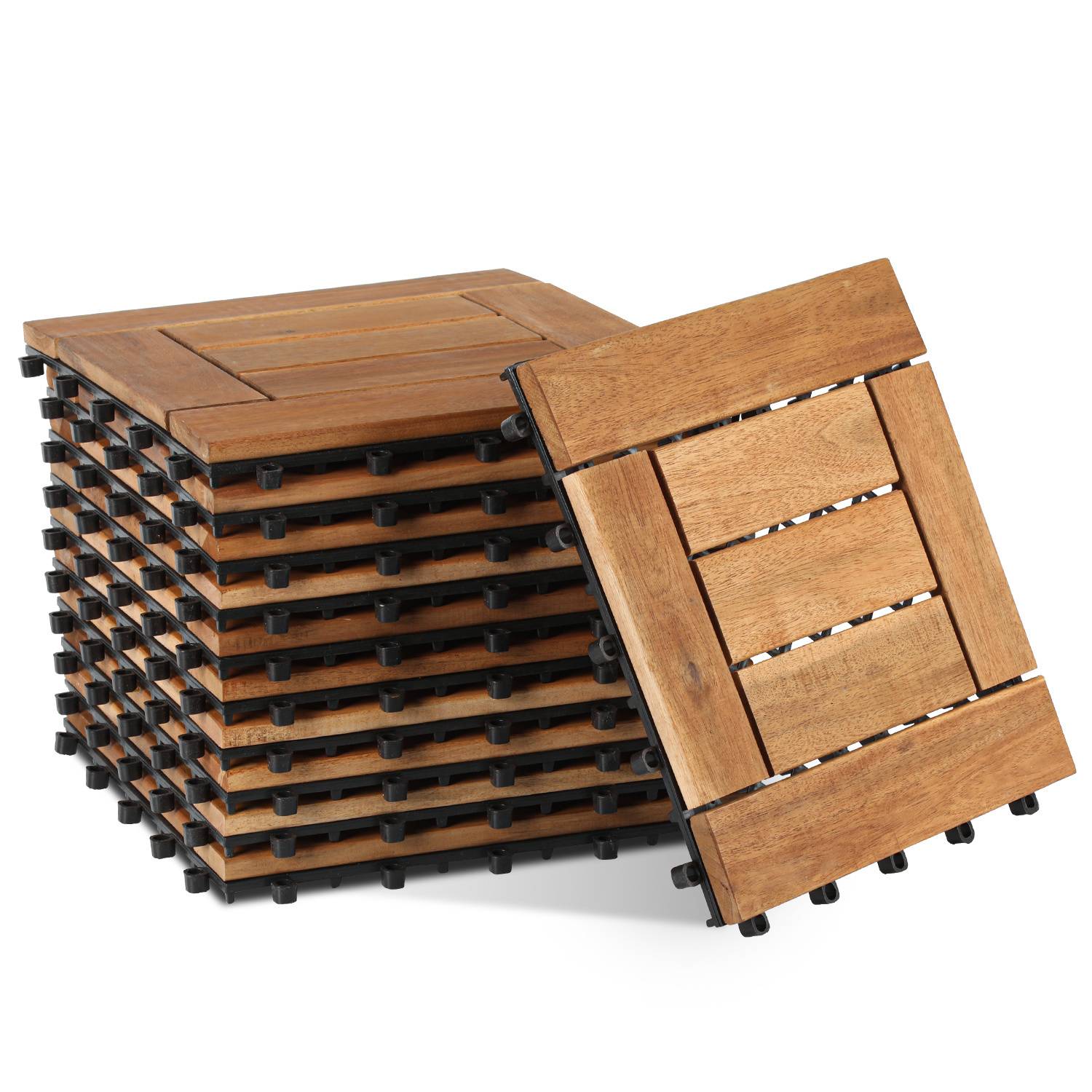 Gestapelte Holzdeckfliesen, wobei eine Fliese aufrecht steht und das ineinandergreifende Design für Terrassenboden zeigt.