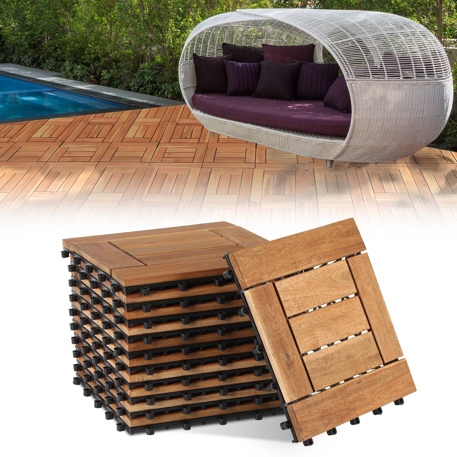 Eine weiße Rattan-Loungecouch mit Kissen auf einer Holzterrasse neben einem Pool, vor üppiger Vegetation. In der Nähe gestapelte Holzdeckfliesen.