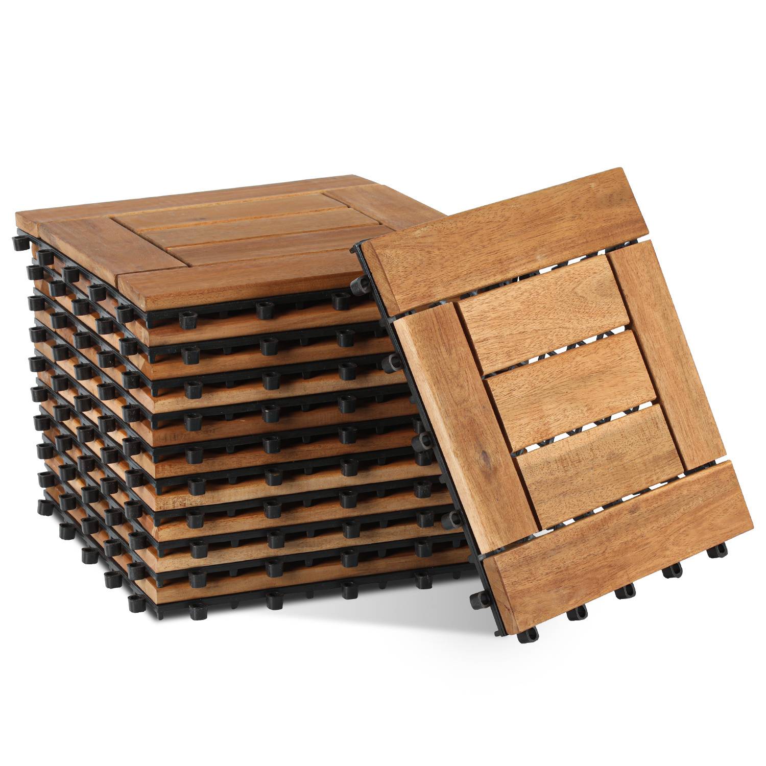 Ein Stapel brauner, ineinandergreifender Holzdeckfliesen mit einer Fliese, die aufrecht geneigt ist und die Unterseitenanschlüsse zeigt, auf einem weißen Hintergrund.