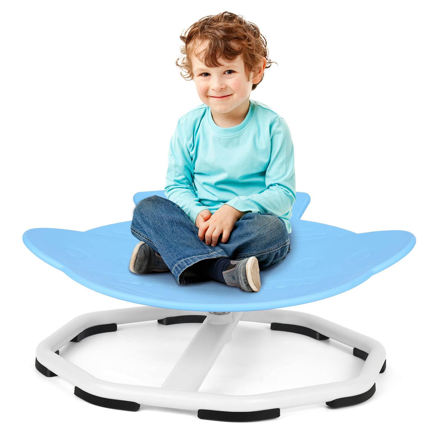 Ein Kind sitzt mit überkreuzten Beinen auf einer blauen drehenden Scheibe, lächelnd. Das Spielzeug ist auf einer weißen Basis montiert, was auf Spiel- oder Freizeitaktivität hindeutet.