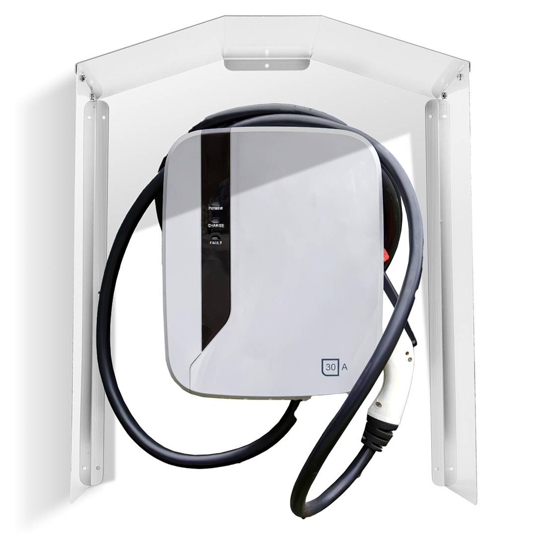 Eine weiße Elektrofahrzeug-Ladestation mit einem schwarzen spiralförmigen Ladekabel und einer Abdeckung für den Außenschutz.