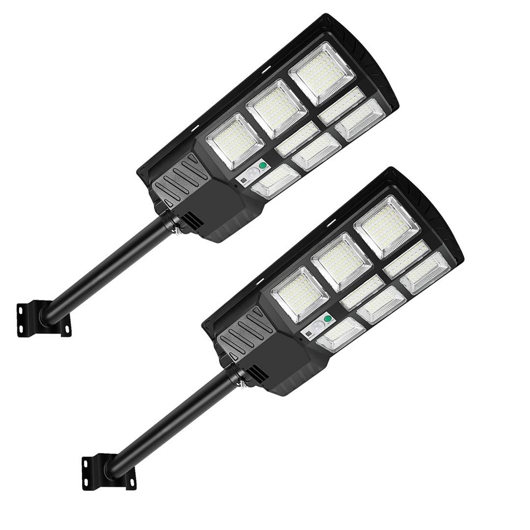 Zwei schwarze, solarbetriebene LED-Straßenleuchten mit verstellbaren Halterungen, die jeweils sechs rechteckige Lichtpaneele enthalten und für die Außeninstallation konzipiert sind.