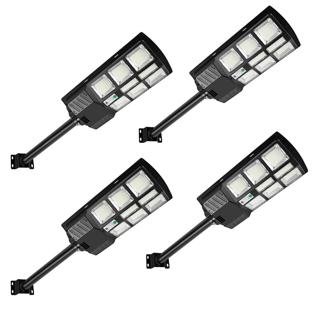 Vier solarbetriebene Straßenleuchten mit mehreren LED-Panels, die an schwarzen Masten befestigt sind, werden vor einem weißen Hintergrund präsentiert.